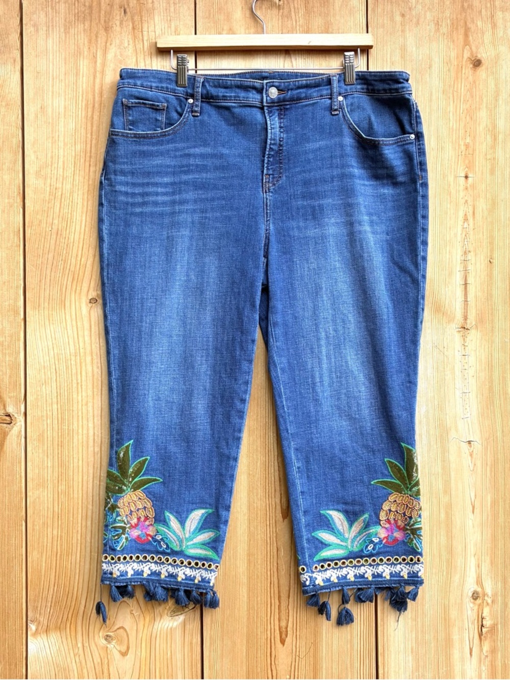 Chico’s Embroidered Denim Capris Sz 3, 16 US